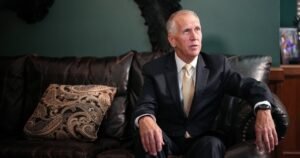 Tillis prometió bloquear al candidato a la Fed y dijo que Trump debería disculparse por atacar al Papa