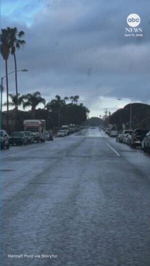 MIRAR: Mujer de California se encuentra al borde de un aguacero que se avecina