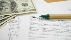 Video ¿Qué pasa si no cumple con la fecha límite de impuestos y cuál es la multa?