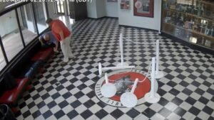 MIRAR: El director detiene al presunto posible tirador escolar en un video de vigilancia