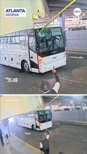 Un poste de vídeo atraviesa el parabrisas de un autobús en el aeropuerto de Atlanta