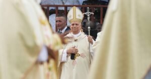 El Papa León XIV es recibido por una multitud de 120.000 personas en Camerún mientras ataca la distribución desigual de la riqueza.