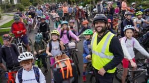 MIRAR: El movimiento ‘Bike bus’ gana fuerza y atrae a niños y celebridades