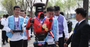 Los robots humanoides superan a los humanos en la media maratón de Beijing mostrando un rápido progreso