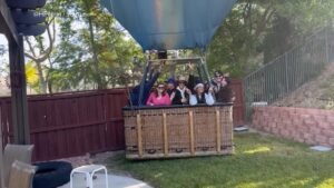 MIRA: Un globo aerostático y sus pasajeros terminan en un pequeño patio trasero