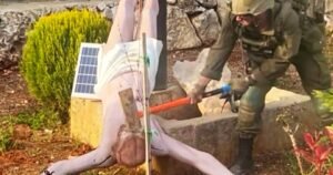 Soldados israelíes golpearon una estatua de Jesús en el Líbano, según muestran las fotografías