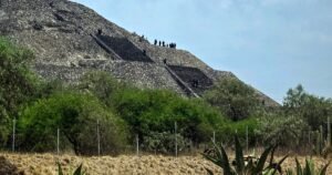 Un hombre armado mata a una mujer canadiense e hiere a otras personas en las pirámides de Teotihuacán en México