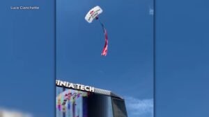 MIRAR: Skydiver habla después de caer en el marcador en un partido de fútbol universitario