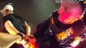 Imágenes de video de Bodycam muestran a la policía arrestando a presuntos estafadores que apuntaban a una mujer de Nueva York