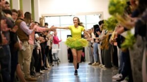 Video Teacher corre más de 100 millas para financiar becas estudiantiles