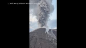 Video La erupción del volcán de Guatemala hace que los excursionistas en un área restringida corran por sus vidas