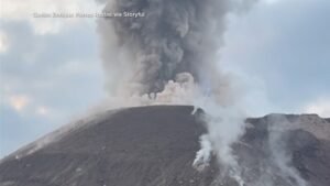 MIRAR: Los excursionistas huyen del volcán en erupción