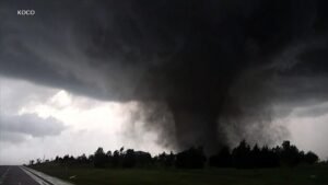 MIRAR: Tornado arrasa el noroeste de Oklahoma en medio de severas tormentas en las llanuras