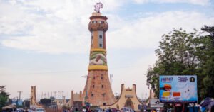 Disparos y explosiones sacudieron Mali mientras los atacantes atacaban la capital y otras ciudades, dijeron los residentes.