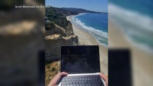 MIRAR: Trabajador remoto haciendo parapente en el trabajo