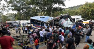 Un artefacto explosivo en un autobús en el suroeste de Colombia mata a 13 personas y hiere a 38 mientras continúa la violencia