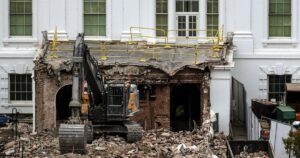 Trump utiliza el rodaje de la cena de los corresponsales para renovar su empuje en el salón de la Casa Blanca