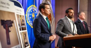 Los funcionarios de Trump culpan a los demócratas, a los medios de comunicación, por la violencia política a raíz de la cena de los corresponsales