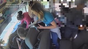 MIRA: Estudiantes controlan el autobús después de que el conductor tenga un período médico