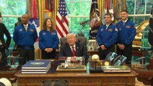 MIRAR: Trump da la bienvenida a la tripulación de Artemis II a la Casa Blanca después del histórico vuelo a la luna
