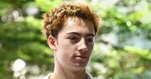 Un adolescente francés ha sido acusado en Singapur por un vídeo en el que aparece lamiendo una pajita en una máquina expendedora