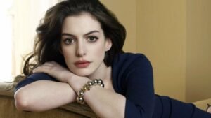 Viral dice, si Dios quiere, Anne Hathaway sonríe mientras sus fanáticos le entregan un Corán en la alfombra roja