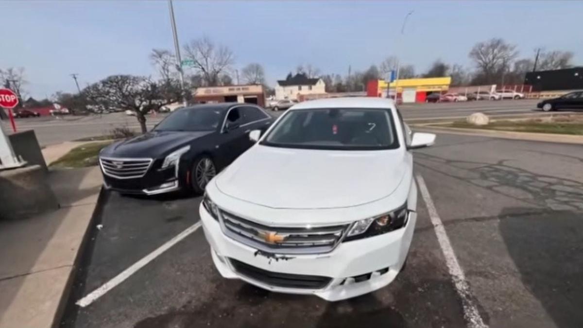 Mujer de Detroit compra un automóvil usado en un concesionario y luego descubre que no puede registrarlo legalmente