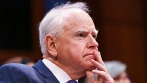 Walz: “El próximo presidente demócrata averigua mejor una manera de conseguir una asistencia sanitaria universal”