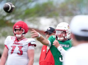 Así es como el fútbol de Louisville, Kentucky, se ve diferente durante los juegos de primavera