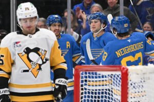 Jimmy Snuggerud anotó dos goles para sacar a los Blues de un déficit de 3 goles y vencer a los Penguins por 7-5.