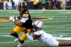 El ex WR de fútbol de Iowa gana una invitación al minicampamento de novatos de los Eagles