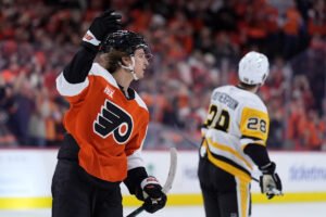 Los Flyers anotaron 3 goles en el segundo período y superaron a los Penguins 5-2 para tomar una ventaja de 3-0 en la serie de primera ronda.