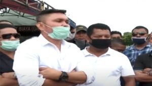 Acusado de asesinato premeditado, amenazado de muerte apuñalando a Nus Kei