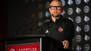 Actualizaciones en vivo del rastreador del portal de transferencias de baloncesto de los Louisville Cardinals, noticias sobre confirmaciones y salidas del programa