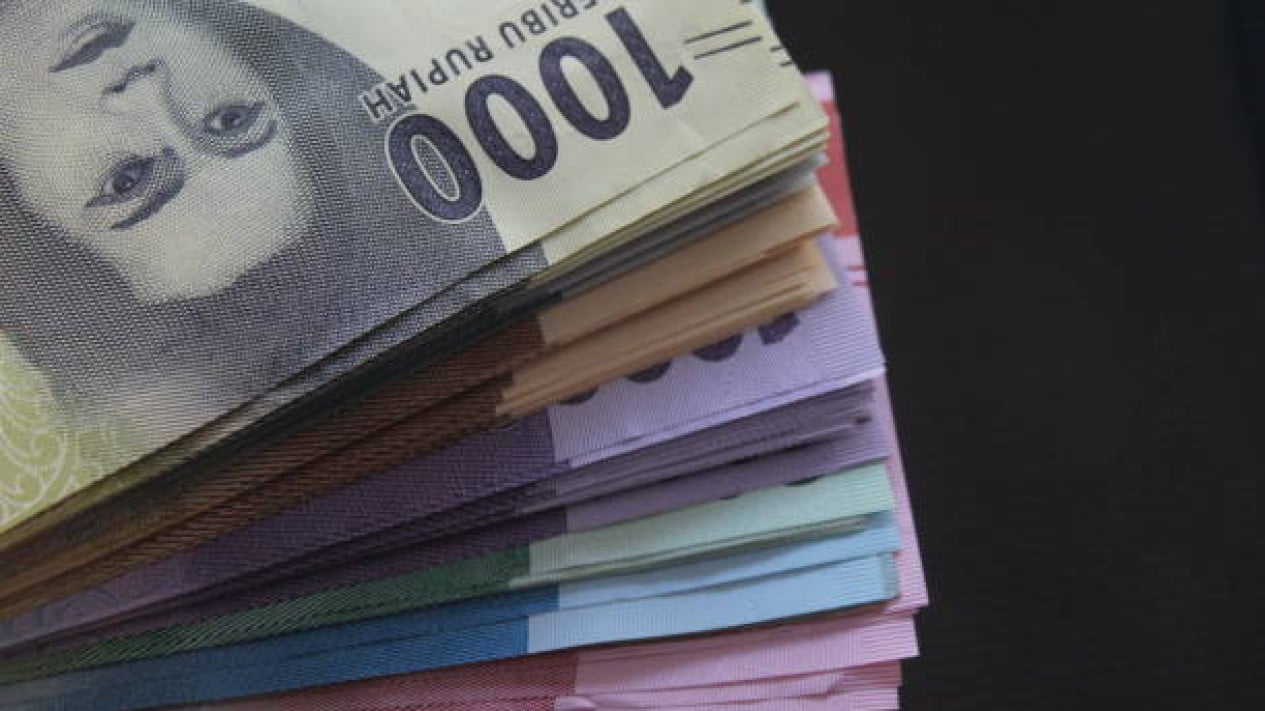674425c20f48c-tumpukan-uang-rupiah-dengan-berbagai-nominal_1265_711.jpg