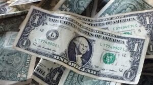 La mayoría de los estadounidenses se opusieron a la firma de Trump en dinero: encuesta