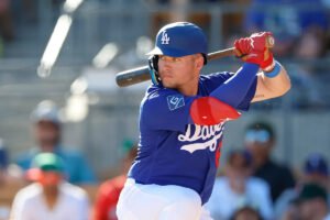 Según los informes, los Dodgers han convocado al toletero Jugador Más Valioso de la Liga de la Costa del Pacífico del año pasado, Ryan Ward, de Triple-A.