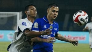 Cuidado con Eliano Rejenders Ever Jenner antes del Persib vs Deva United