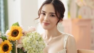 Al abrir el souvenir nupcial de Sifa Hadju, ¡todo es lujoso!