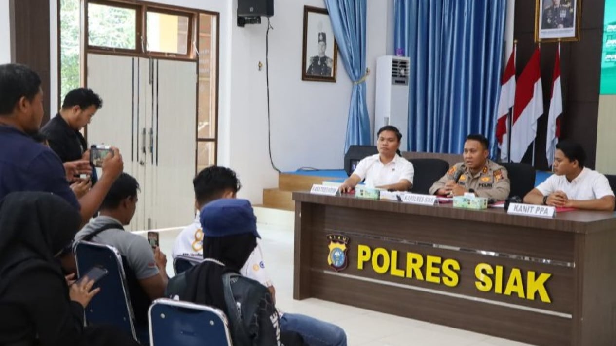 69de1547a56a5-kapolres-siak-akbp-sepuh-ade-irsyam-siregar-tengah_gemini_1265_711.jpg