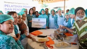 El presidente del TP PKK, Tri Tito Karnavian, elogió la excelente producción local de aceite de nuez de vela en Belu Regency.