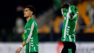 Jugador del Real Betis desterrado por amor que arruinó su carrera y saliendo con el hijo de una leyenda del club