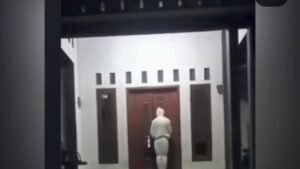 Mientras el encantador Pokong deambula por Depok y visita las casas de los residentes para ponerlo en trance, la policía descubre hechos impactantes.