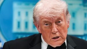 Alarmado por el despido, Trump insistió en que no dará marcha atrás contra Irán