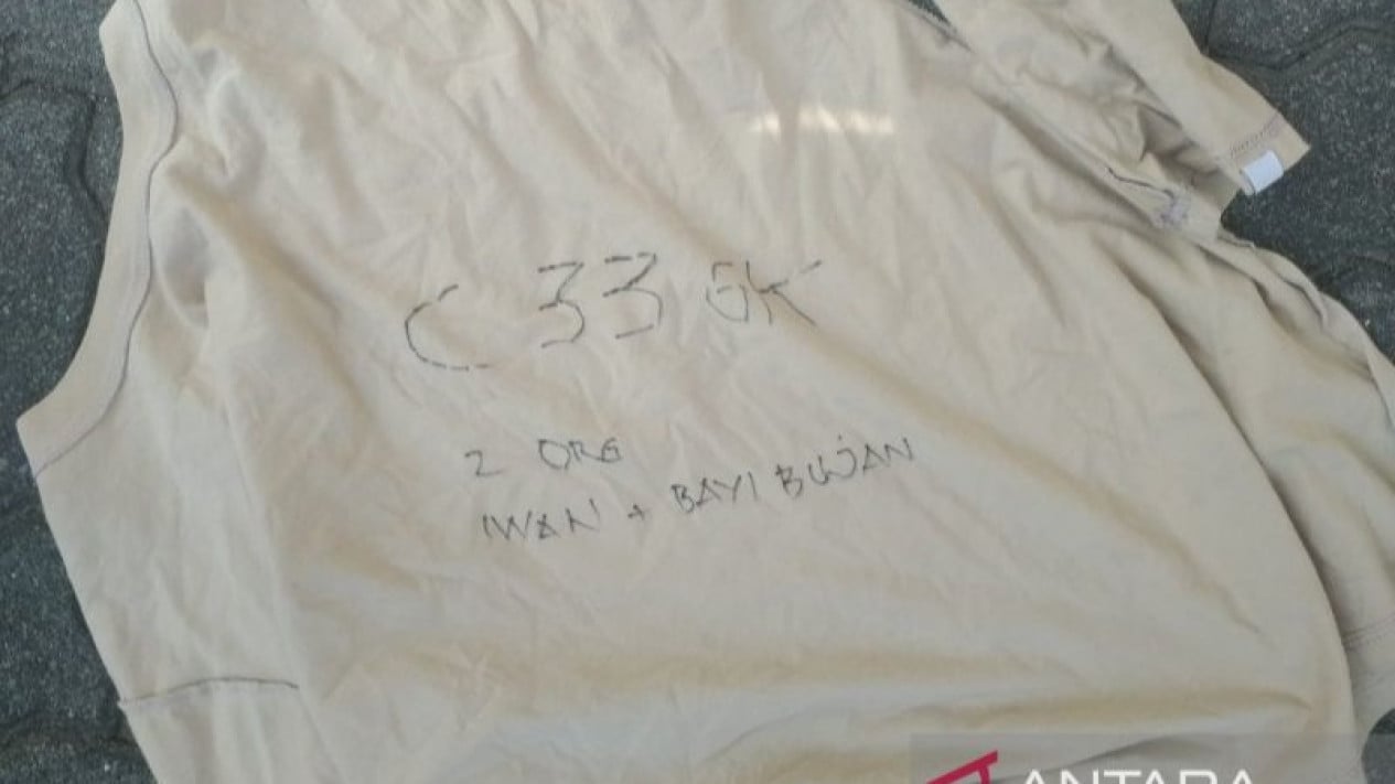 ¡Dramático! Los vecinos de los apartamentos del Mediterráneo tiran camisetas con carteles pidiendo ayuda: hay dos niños