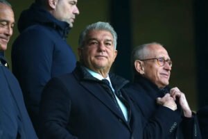 Laporta se involucra en un acalorado intercambio con un funcionario de la UEFA mientras el Barcelona enfurece al árbitro contra el Atlético