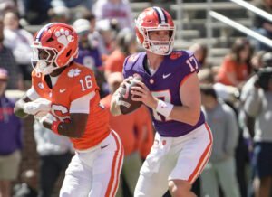 Estas son ocho de las competiciones de QB más importantes del fútbol universitario. ¿Quién tiene la ventaja?