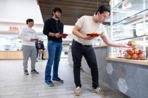 Inseguridad alimentaria superior para estudiantes trabajadores y cuidadores