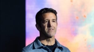 ¿Quién es John Ternus, nuevo CEO de Apple?