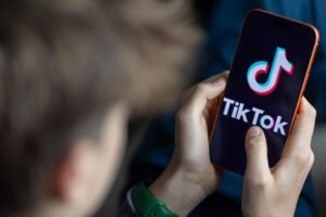 Estudiantes que recurren a TikTok para encontrar becas